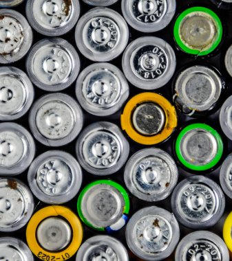 Tuz ve alkalin piller, taşınabilir teknoloji için enerji kaynağı. Aaa ve Aa piller