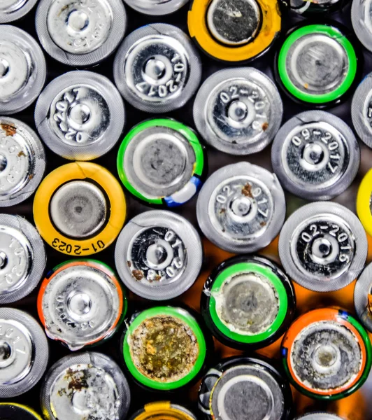 Tuz ve alkalin piller, taşınabilir teknoloji için enerji kaynağı. Aaa ve Aa piller