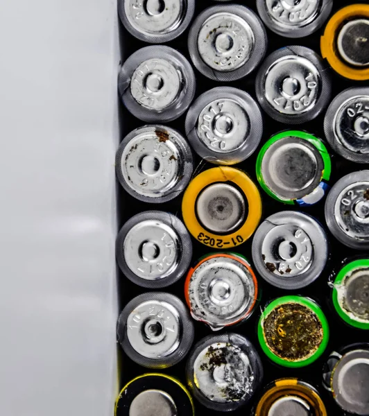 Tuz ve alkalin piller, taşınabilir teknoloji için enerji kaynağı. Aaa ve Aa piller