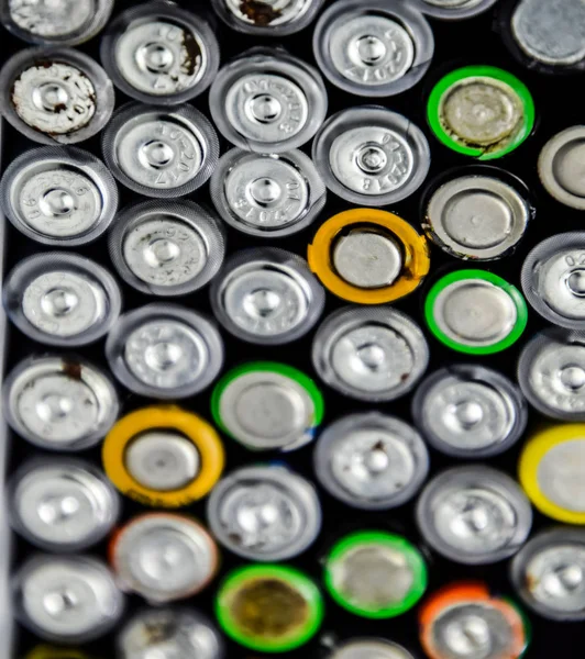 Tuz ve alkalin piller, taşınabilir teknoloji için enerji kaynağı. Aaa ve Aa piller