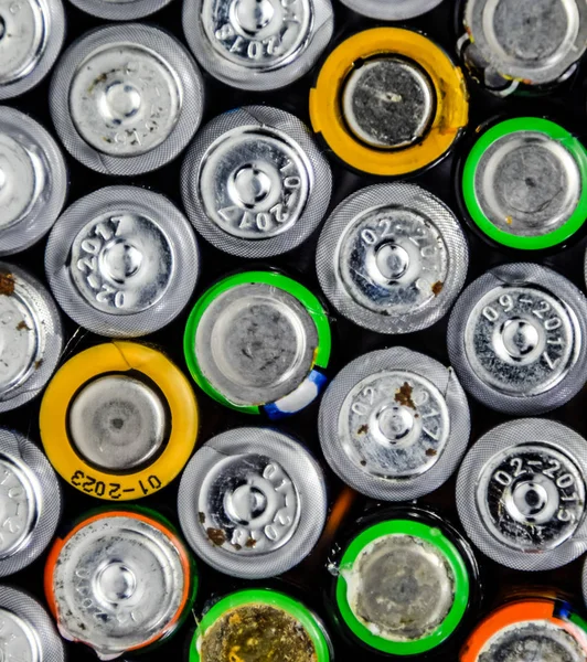 Tuz ve alkalin piller, taşınabilir teknoloji için enerji kaynağı. Aaa ve Aa piller