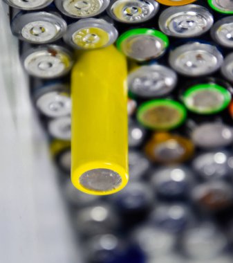 Tuz ve alkalin piller, taşınabilir teknoloji için enerji kaynağı. Aaa ve Aa piller