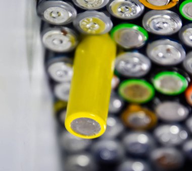 Tuz ve alkalin piller, taşınabilir teknoloji için enerji kaynağı. Aaa ve Aa piller