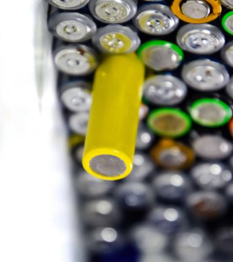 Tuz ve alkalin piller, taşınabilir teknoloji için enerji kaynağı. Aaa ve Aa piller