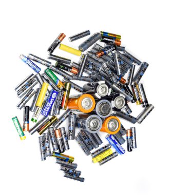 Tuz ve alkali piller, taşınabilir teknoloji için bir enerji kaynağı. AAA ve AA pilleri