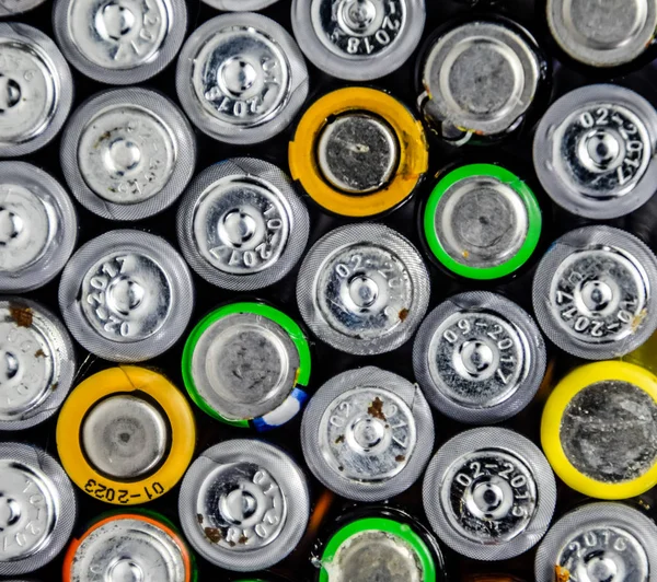 Tuz ve alkalin piller, taşınabilir teknoloji için enerji kaynağı. Aaa ve Aa piller