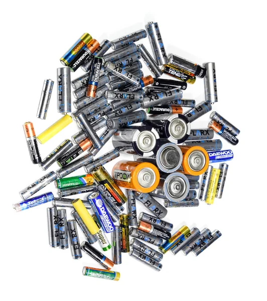 Tuz ve alkali piller, taşınabilir teknoloji için bir enerji kaynağı. AAA ve AA pilleri