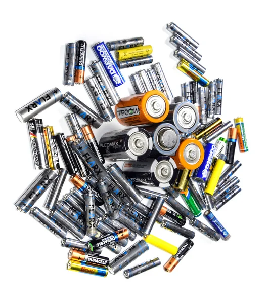 Tuz ve alkali piller, taşınabilir teknoloji için bir enerji kaynağı. AAA ve AA pilleri