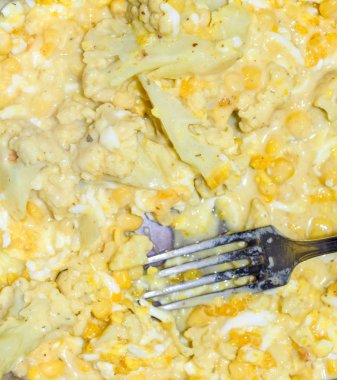 Bir kapta yumurta, mısır ve brokoli kahvaltı ve