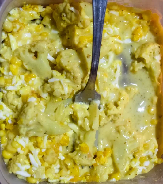 Breakfast of eggs, corn and broccoli in a container and with — Stock Photo, Image