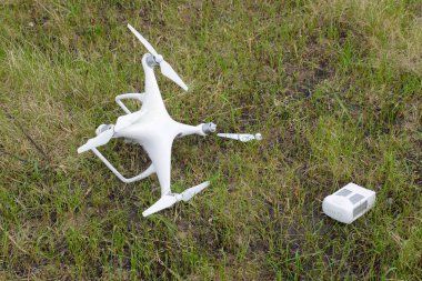 Düşen uçak. Kirli ve çim suyu bir birlik olduğunu