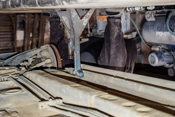 Coche forjado por cien. Reparación. Vista del coche desde abajo —  Fotos de Stock