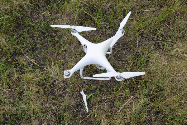 Düşen uçak. Kirli ve çim suyu bir birlik olduğunu