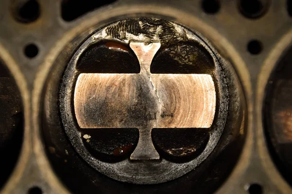 Motor piston sistemi demonte. Piston silindir var vida üzerinden izler. Parmak izi cıvata iplik.