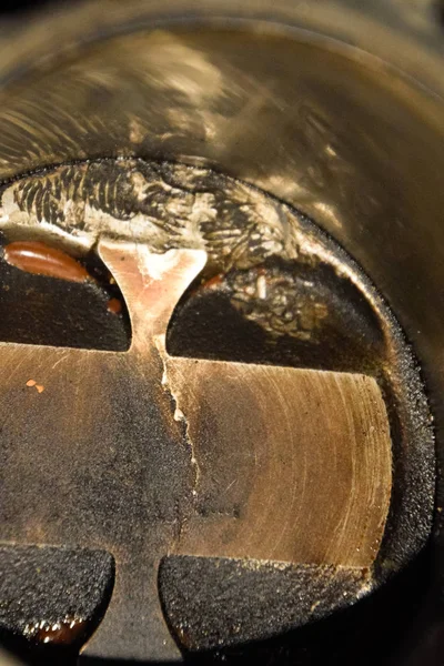 Motor piston sistemi demonte. Piston silindir var vida üzerinden izler. Parmak izi cıvata iplik.