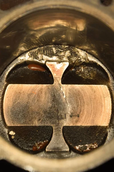 Motor piston sistemi demonte. Piston silindir var vida üzerinden izler. Parmak izi cıvata iplik.