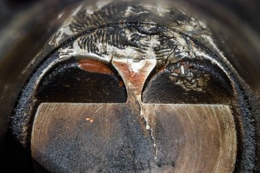 Motor piston sistemi demonte. Piston silindir var vida üzerinden izler. Parmak izi cıvata iplik.