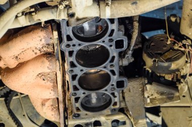 Demonte otomobil motoru. Motoru tamir Vaz. Eski araba.