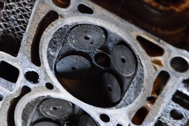 Valf motor vana kutusu kaldırılan kapağında bir depozit içinde.