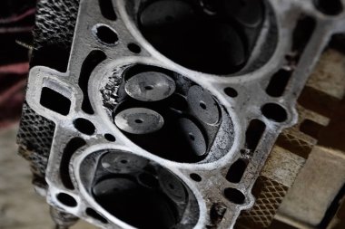 Valf motor vana kutusu kaldırılan kapağında bir depozit içinde.