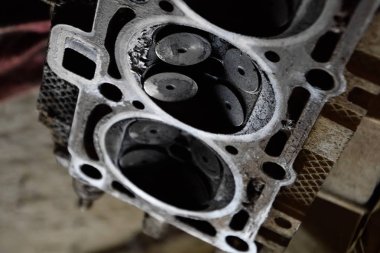 Valf motor vana kutusu kaldırılan kapağında bir depozit içinde.