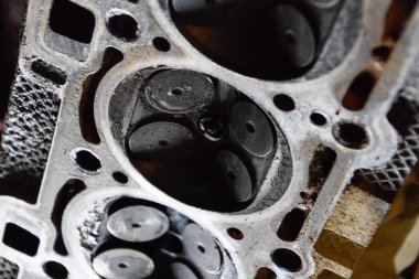 Valf motor vana kutusu kaldırılan kapağında bir depozit içinde.