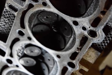 Valf motor vana kutusu kaldırılan kapağında bir depozit içinde.