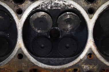Valf motor vana kutusu kaldırılan kapağında bir depozit içinde.