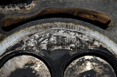 Valf motor vana kutusu kaldırılan kapağında bir depozit içinde.