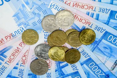 Rus banknot ve madeni paralar. Bir avuç bozukluk 2000 ve 200 ruble banknottan yeni Rus banknotlar üzerinde.
