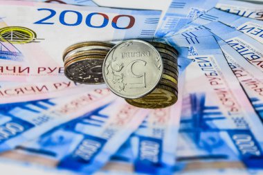 Rus banknot ve madeni paralar. Bir avuç bozukluk 2000 ve 200 ruble banknottan yeni Rus banknotlar üzerinde.