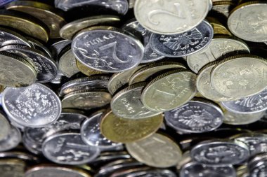Rus banknot ve madeni paralar. Bir avuç bozukluk 2000 ve 200 ruble banknottan yeni Rus banknotlar üzerinde.