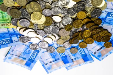 Rus banknot ve madeni paralar. Bir avuç bozukluk 2000 ve 200 ruble banknottan yeni Rus banknotlar üzerinde.