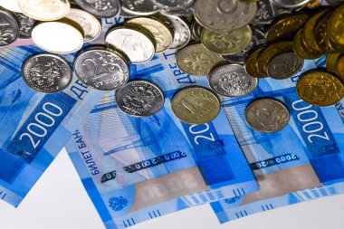 Rus banknot ve madeni paralar. Bir avuç bozukluk 2000 ve 200 ruble banknottan yeni Rus banknotlar üzerinde.
