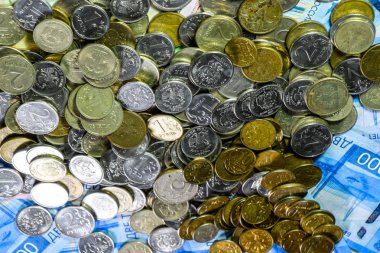 Rus banknot ve madeni paralar. Bir avuç bozukluk 2000 ve 200 ruble banknottan yeni Rus banknotlar üzerinde.