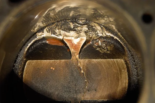 Motor piston sistemi demonte. Piston silindir var vida üzerinden izler. Parmak izi cıvata iplik.