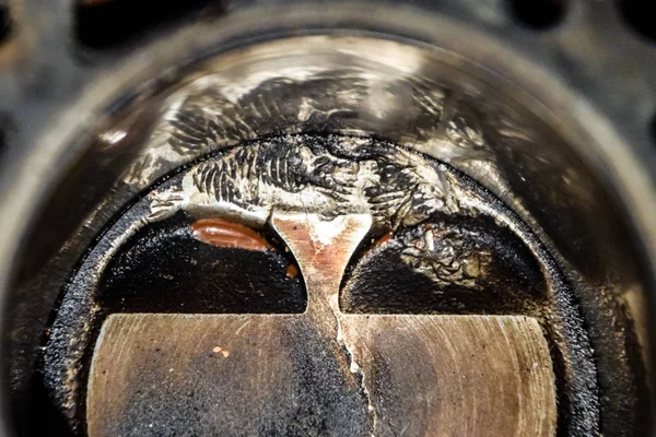 Motor piston sistemi demonte. Piston silindir var vida üzerinden izler. Parmak izi cıvata iplik.