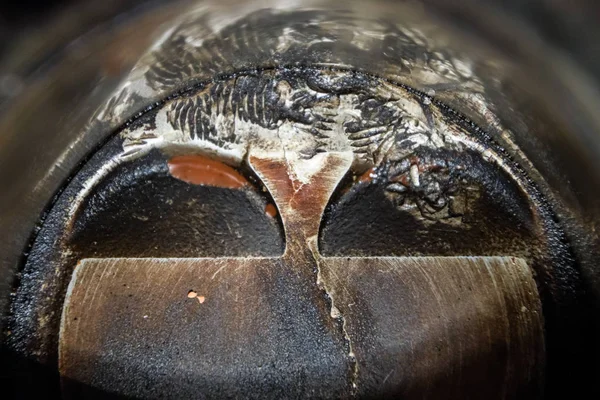 Motor piston sistemi demonte. Piston silindir var vida üzerinden izler. Parmak izi cıvata iplik.