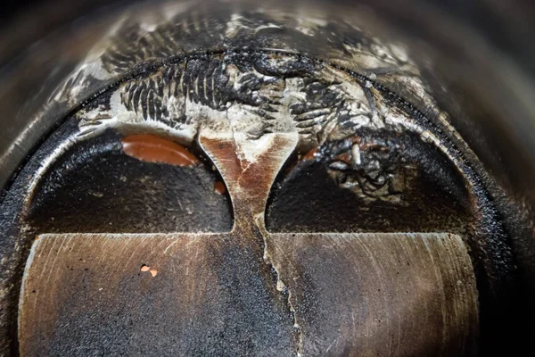 Motor piston sistemi demonte. Piston silindir var vida üzerinden izler. Parmak izi cıvata iplik.