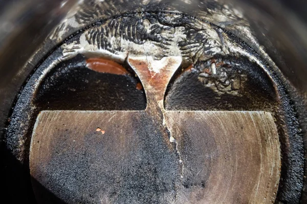 Motor piston sistemi demonte. Piston silindir var vida üzerinden izler. Parmak izi cıvata iplik.