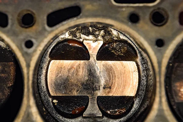 Motor piston sistemi demonte. Piston silindir var vida üzerinden izler. Parmak izi cıvata iplik.