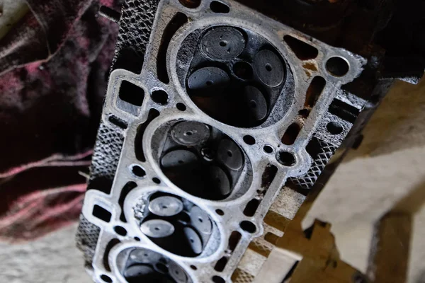 Valf motor vana kutusu kaldırılan kapağında bir depozit içinde.