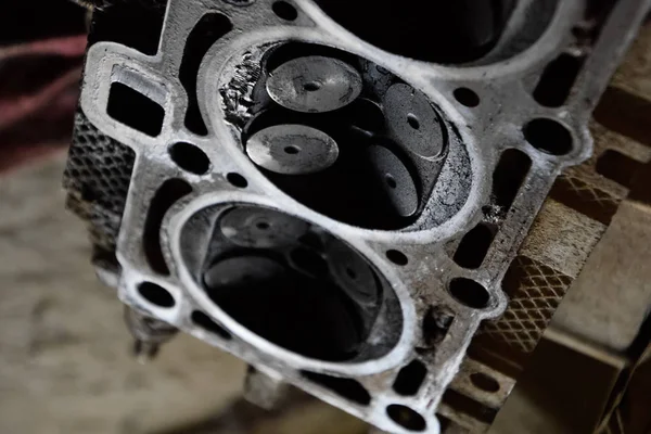 Valf motor vana kutusu kaldırılan kapağında bir depozit içinde.