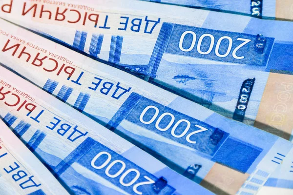 Rus parası banknotların nominal değeri iki bin. Rusya'nın bankanın yeni bilet. Rus parası.