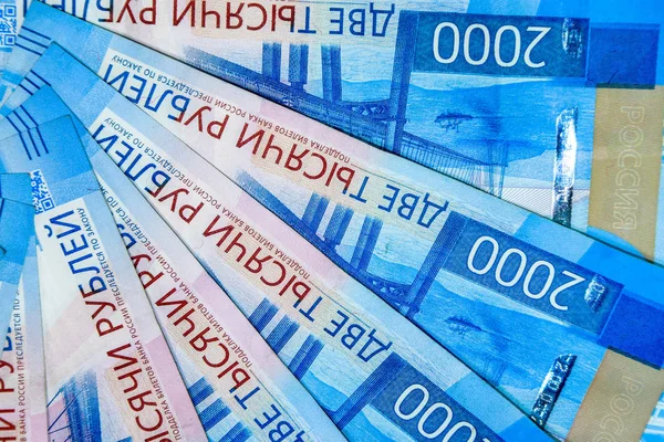 Rus parası banknotların nominal değeri iki bin. Rusya'nın bankanın yeni bilet. Rus parası.