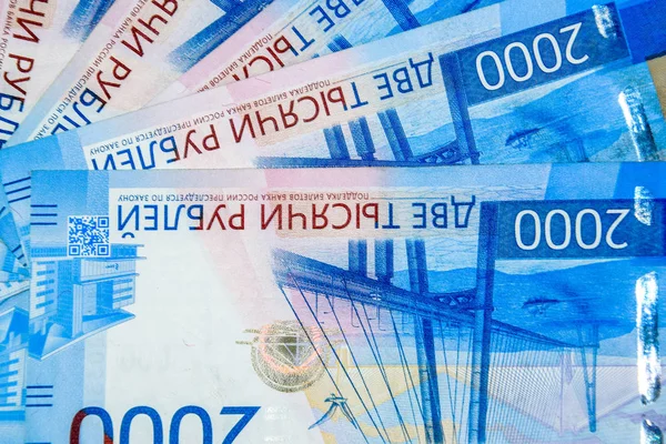 Ryska pengar sedlar i nominellt värde på två tusen. Nya biljetter för bank of Ryssland. Ryska pengar. — Stockfoto