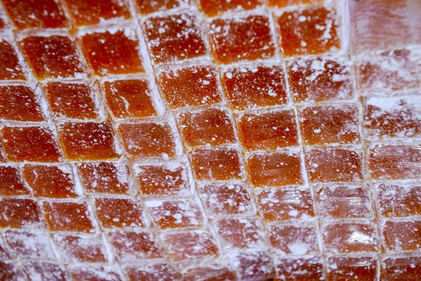 Kubussen van marmelade, poeder met poedersuiker. Achtergrond van kubussen marmelade — Stockfoto