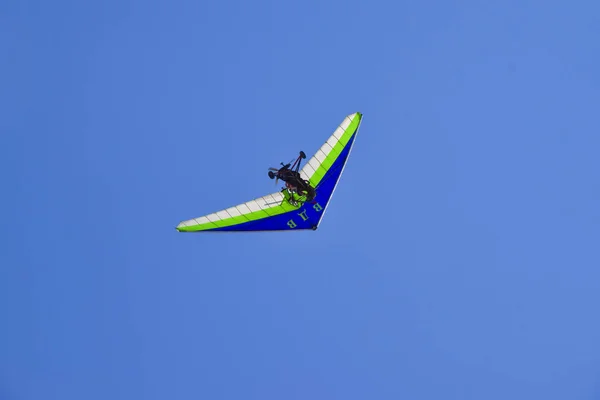 Trike, voando no céu com duas pessoas — Fotografia de Stock