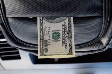 Dolar çantasının cebinde. Amerikan parası