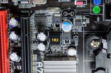 Elektrik bileşenleri olan elektronik bir tahta. Bilgisayar donanımının elektroniği